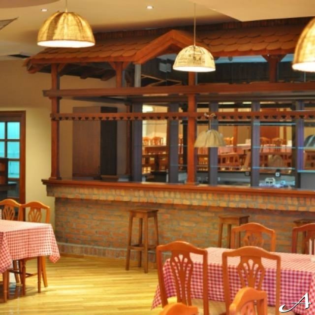 Restoran Zlatnik Etno - enterijer sa stolovima