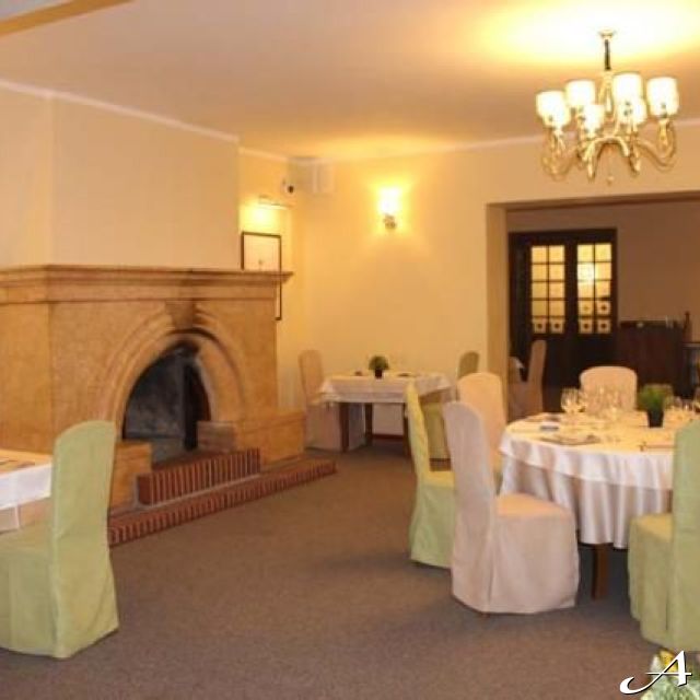 Restoran Golf - prazni stolovi i stolice