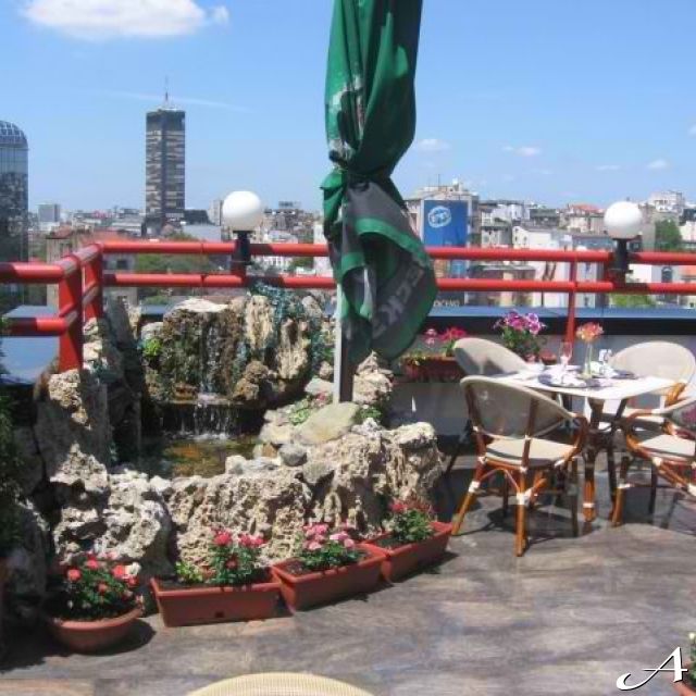Restoran Panorama Slavija - terasa sa stolovima