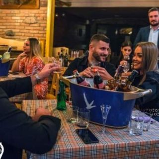 Kafana Barberi - ljudi nazdravljaju