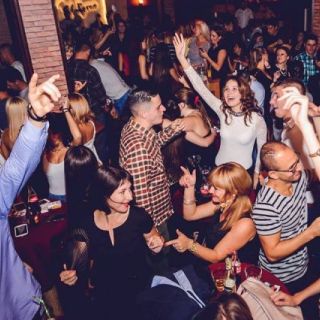 Splav kafana Uzbuna - ljudi igraju i slave