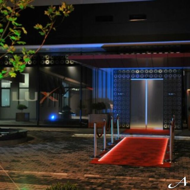 New Lux Events Center - ulaz sa crvenim tepihom