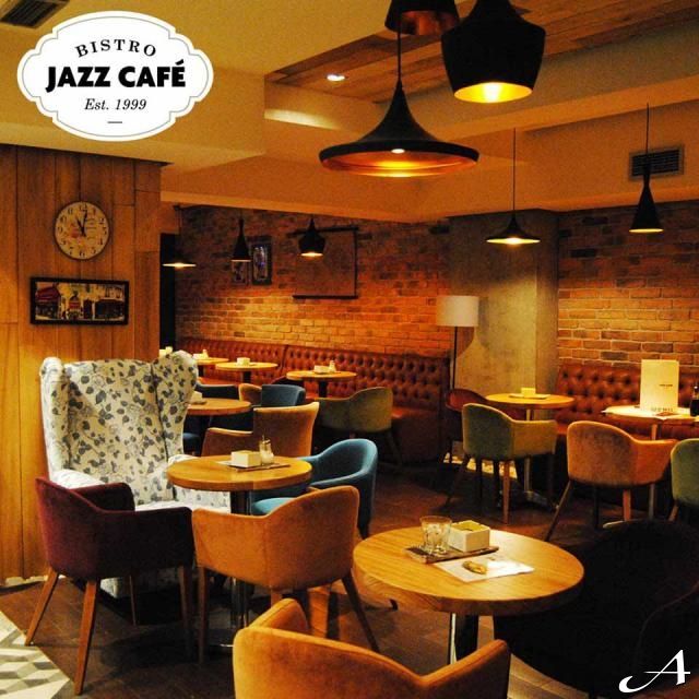 Bistro Jazz Caffe - enterijer sa stolovima