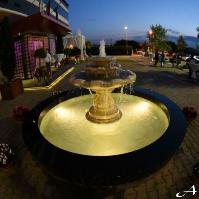 New Lux Events Center - osvetljena fontana napolju