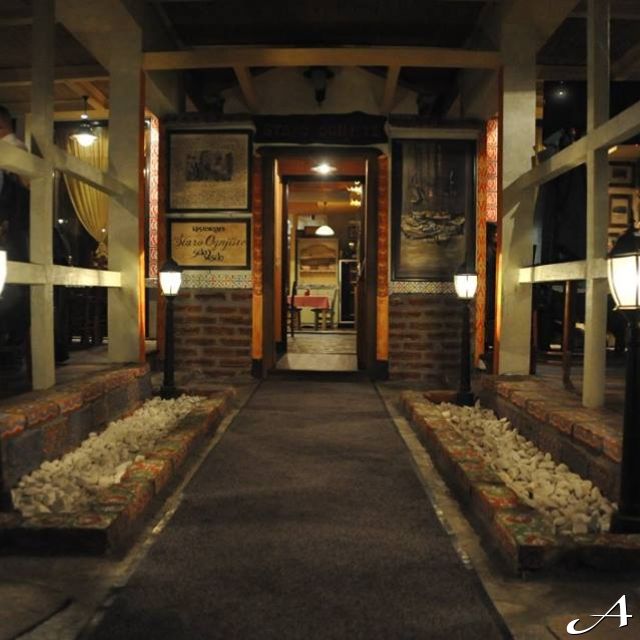 Novogodišnji doček - ulaz restorana noću