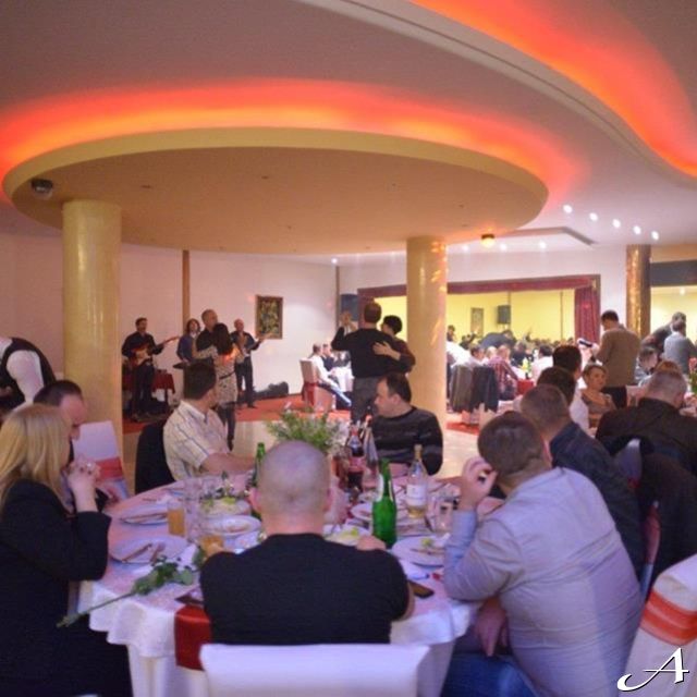 Restoran Taš - gosti za stolovima