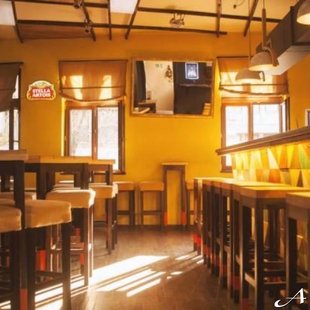 Passengers bar - prazne stolice i šank