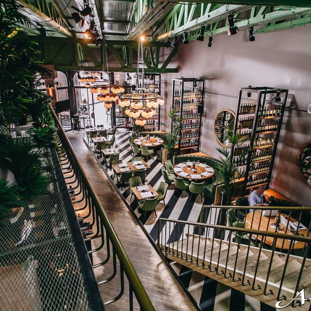 Gastro bar - enterijer sa stolovima
