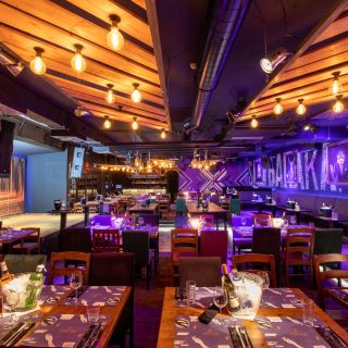 Klub restoran Baraka - prazne stolice i stolovi