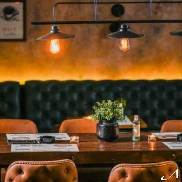 Dep Lounge Bar - prazan ambijent sa stolovima
