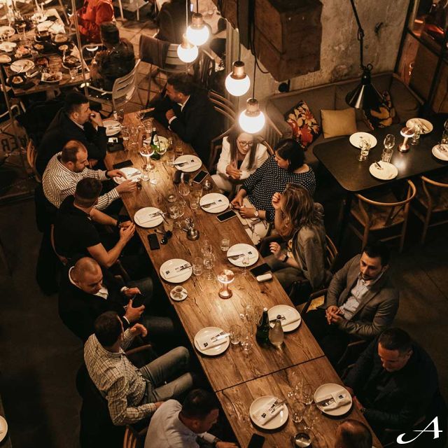 Ambar restoran - ljudi za stolom