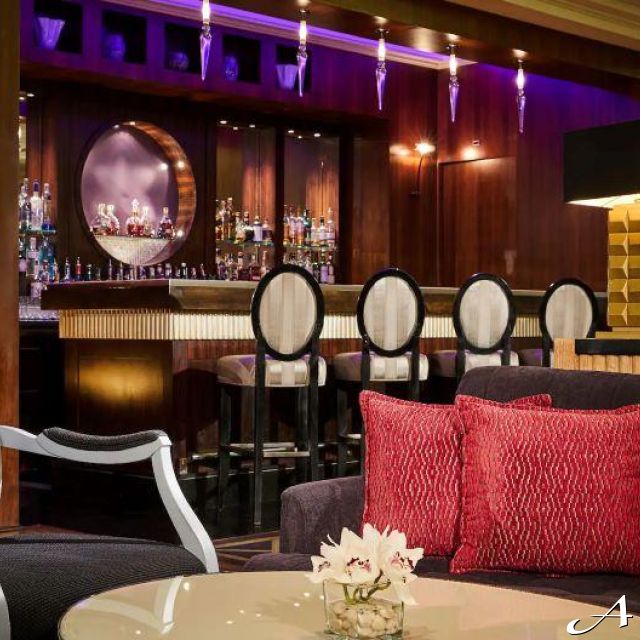 Hotel Hyatt Regency - luksuzni bar i stolice