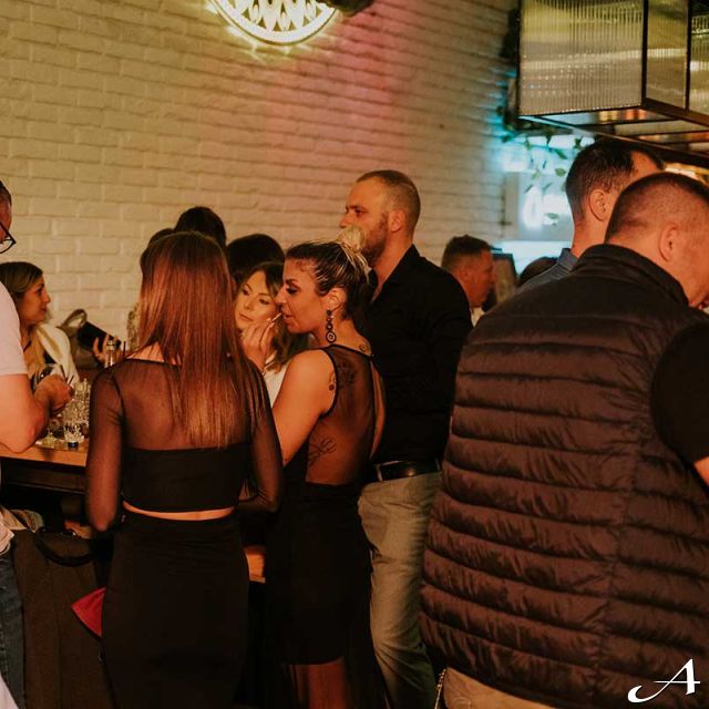 Toro Latin GastroBar - ljudi u baru