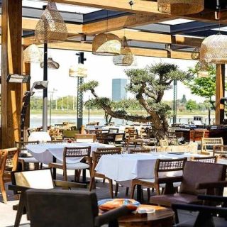 Restoran Bottega - prazne stolice i stolovi