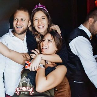 Doček Nove godine - ljudi prave selfi