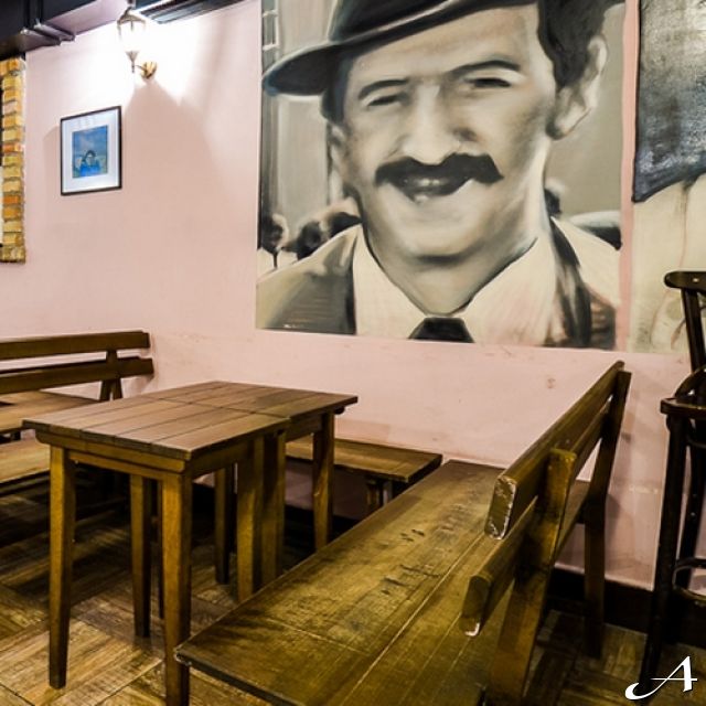 Kafana Lumperaj - prazne klupe i stolovi