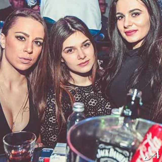 Klub Gotik Nova godina - četiri devojke za stolom
