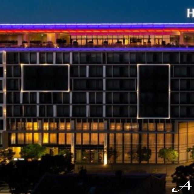 Restoran Sky Lounge - osvetljena zgrada noću