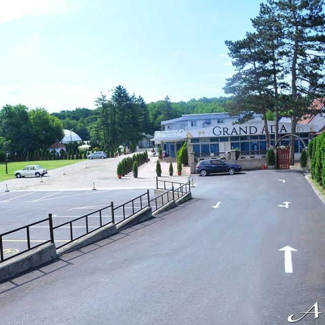 Restoran Grand Ada - parking i ulaz