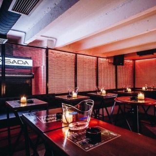 Klub Ambasada - prazne stolice i stolovi