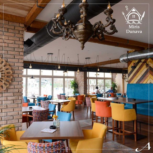 Restoran Miris Dunava - unutrašnjost sa stolovima