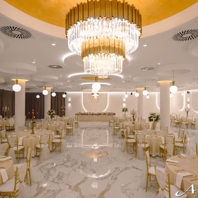 Faena Event Hall - prazni stolovi i lusteri