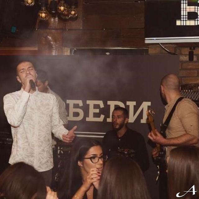 Kafana Barberi - pevač na bini