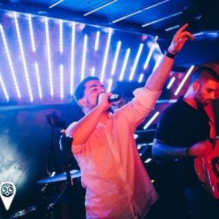 Kafana Druga Kuća - pevač i gitarista