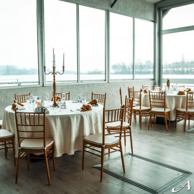 Splav restoran - prazni stolovi