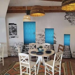 Restoran Mala plava vrata - sto i stolice