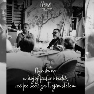 Kafana Stari grad - ljudi sede za stolom
