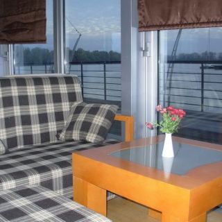 Splav restoran Sirena - sto i sofa