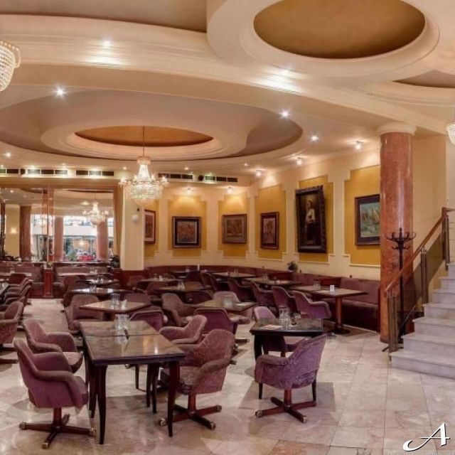 Hotel Majestic - luksuzni enterijer sa stolovima