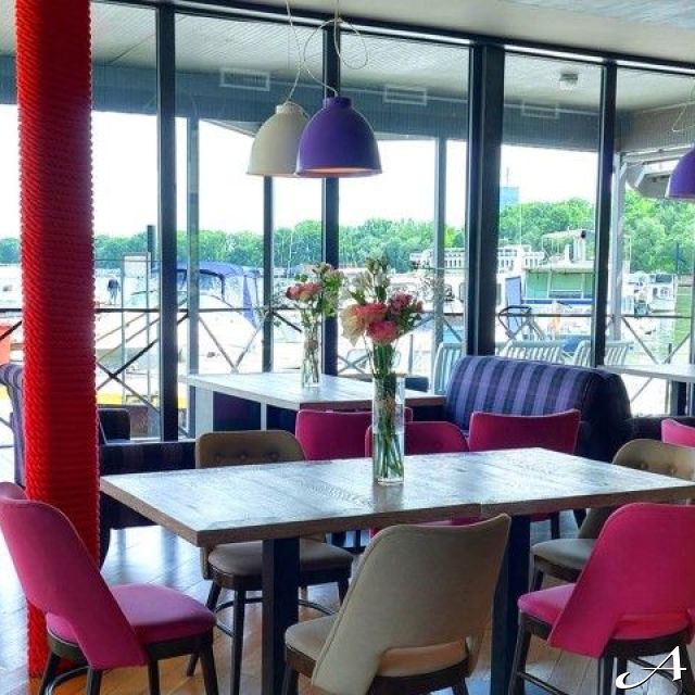 Restoran Gabbiano - sto i stolice