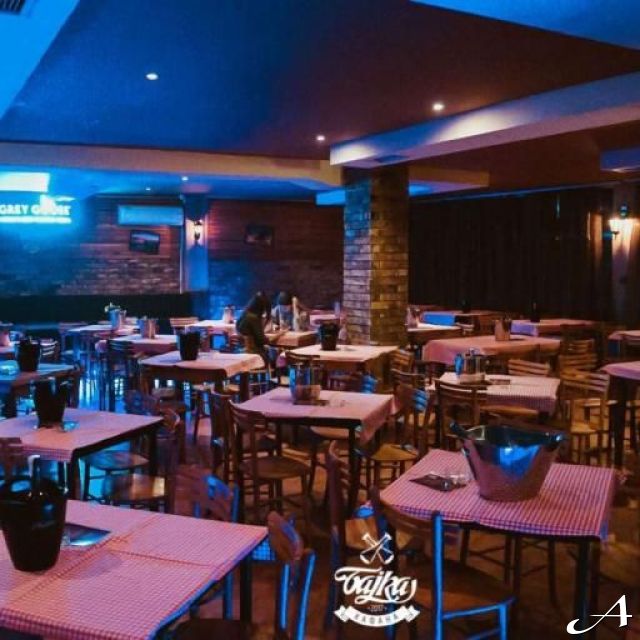 Kafana Bajka - prazne stolove i stolice