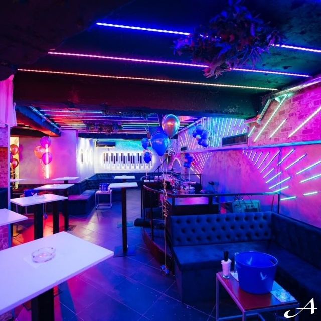 Kafana Druga Kuća - prazna unutrašnjost sa svetlima