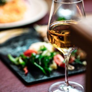 Doček Nove godine - čaša vina i hrana