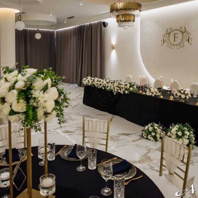 Faena Event Hall - dekorisan sto i cvece