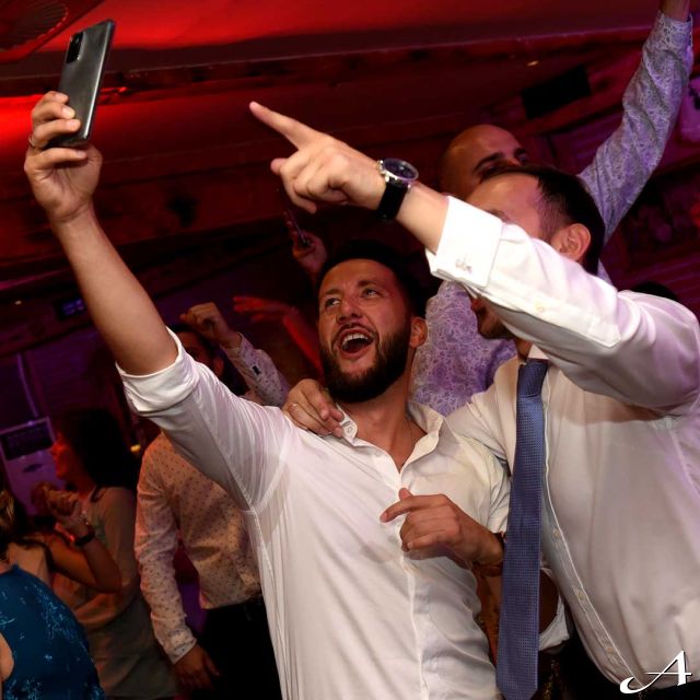 Nova godina u restoranu - ljudi prave selfi