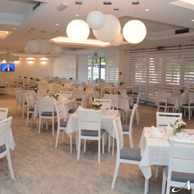 Hotel Fontana Vrnjačka banja - prazne trpezarijske stolice