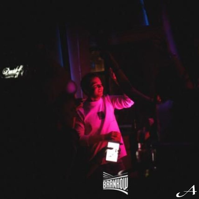 Klub Brankow - osoba sa telefonom