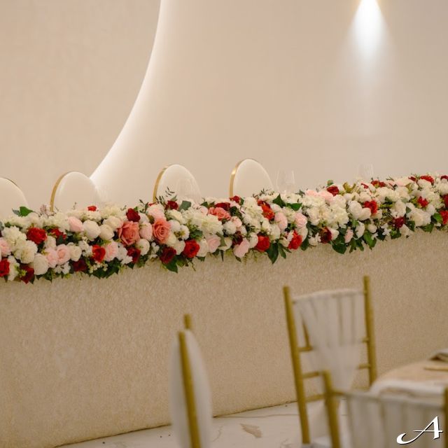Faena Event Hall - sto sa cvećem