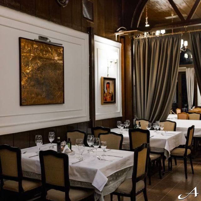 Restoran Milošev Konak - prazni stolovi