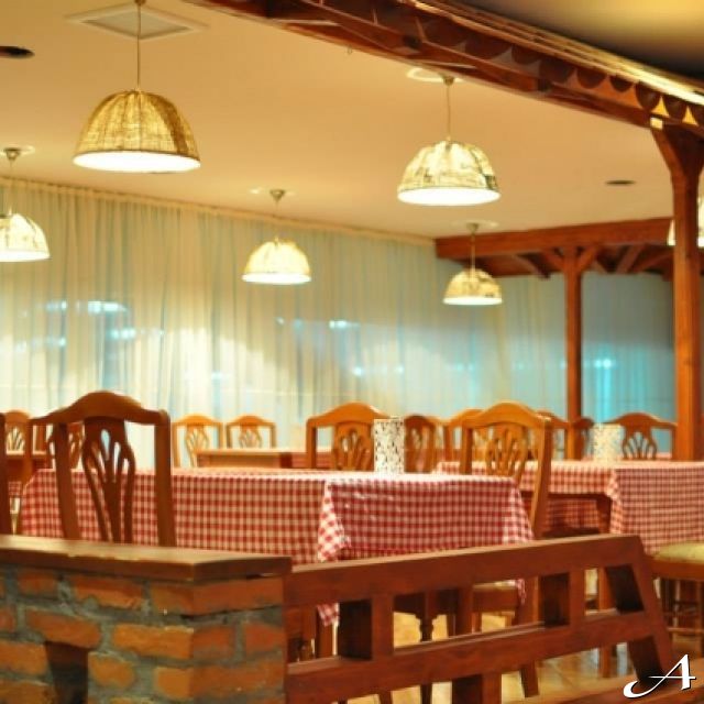 Restoran Zlatnik Etno - prazne stolice i stolovi