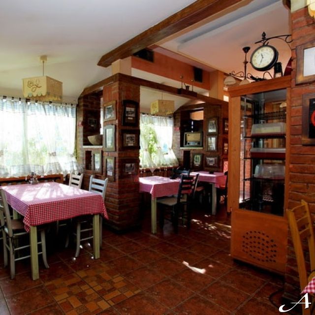Restoran Staro ognjište - enterijer sa stolovima