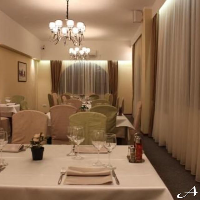 Restoran Golf - prazni stolovi i stolice