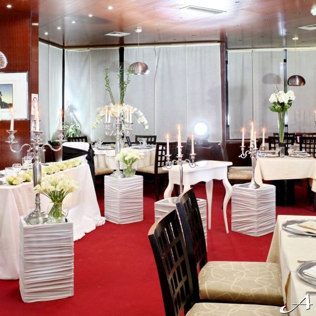 Novogodišnji doček - elegantno dekorisan restoran