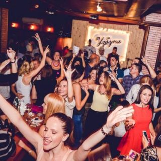 Splav kafana Uzbuna - ljudi slave