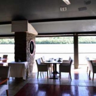 Splav restoran Amphora - prazne stolice i stolovi