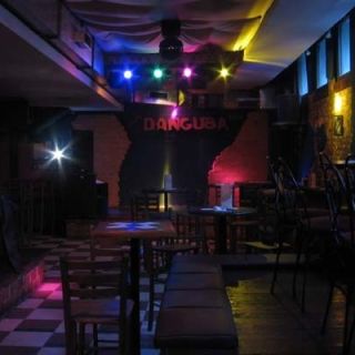 Klub Danguba - prazan enterijer sa svetlima